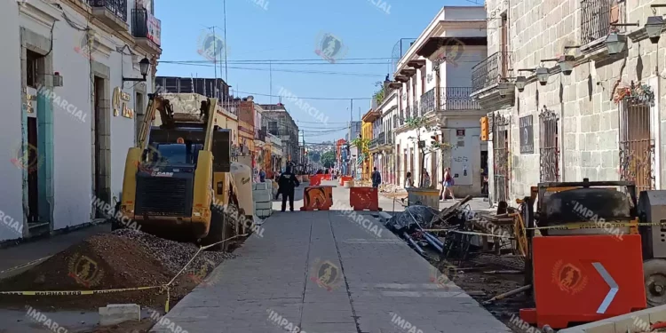 Foto: Lisbeth Mejía // Maquinaria en las calles, material de construcción, polvo y calles en obra, así recibe Oaxaca a sus visitantes.