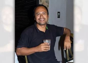 No importan las largas horas de trabajo, el fotógrafo Gil Obed se da tiempo para convivir con los amigos.