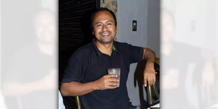 No importan las largas horas de trabajo, el fotógrafo Gil Obed se da tiempo para convivir con los amigos.
