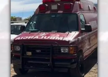 Paramédicos de Bomberos brindaron las primeras curaciones al oficial de 21 años.