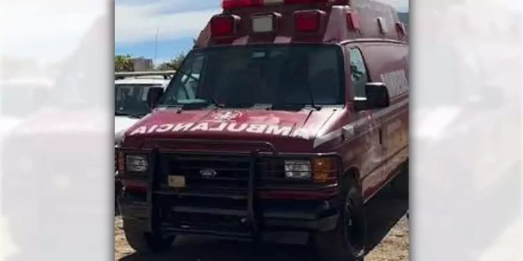 Paramédicos de Bomberos brindaron las primeras curaciones al oficial de 21 años.