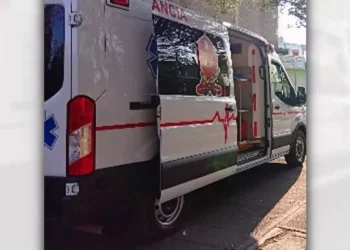 Paramédicos de Bomberos lograron estabilizar al lesionado tras ser atacado por su propio hijo.