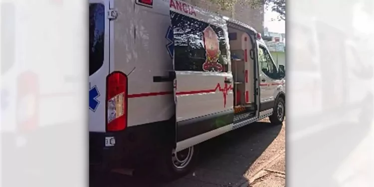 Paramédicos de Bomberos lograron estabilizar al lesionado tras ser atacado por su propio hijo.