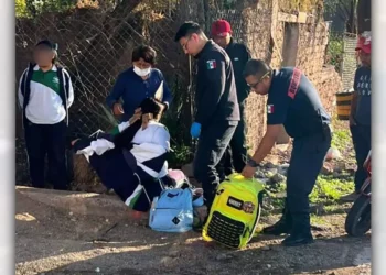 Paramédicos de Bomberos valoraron a la joven de 17 años tras el derrape.