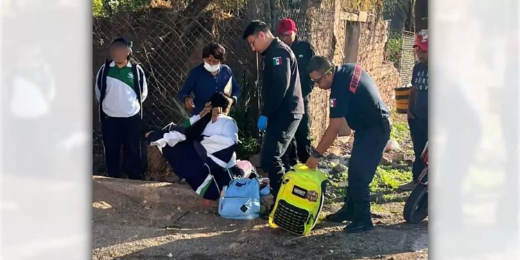 Paramédicos de Bomberos valoraron a la joven de 17 años tras el derrape.