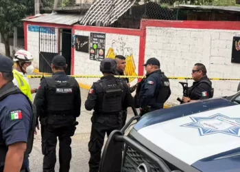 Peritos de la Fiscalía realizaron las diligencias sobre la calle Biguiaa tras la ejecución.