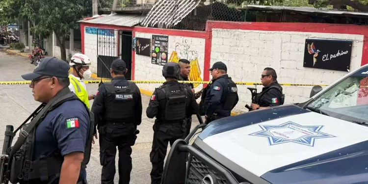 Peritos de la Fiscalía realizaron las diligencias sobre la calle Biguiaa tras la ejecución.