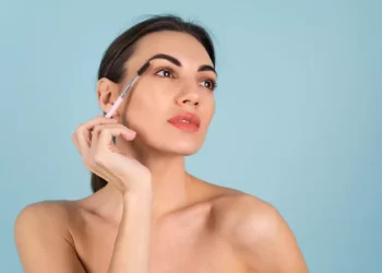 Peinar las cejas hacia arriba permite identificar su forma natural antes de comenzar el perfilado.