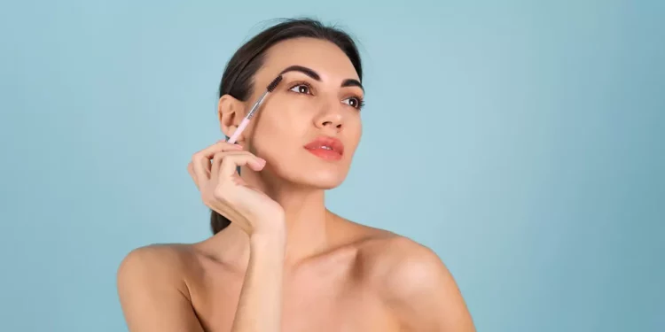 Peinar las cejas hacia arriba permite identificar su forma natural antes de comenzar el perfilado.