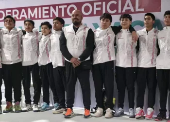 Santiago F. Ramírez Méndez con sus compañeros del equipo Cazadores de Huajuapan.