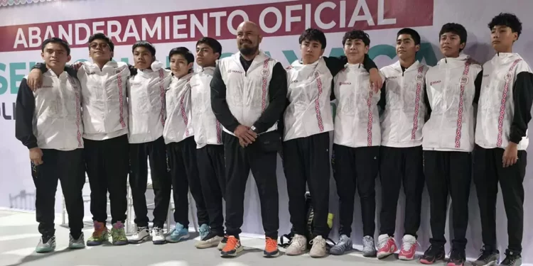 Santiago F. Ramírez Méndez con sus compañeros del equipo Cazadores de Huajuapan.