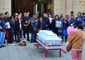 Foto: redes sociales // Sepelio de Zeltzin Rubí Ortiz Ortiz en Tlaxiaco, la joven fue asesinada por su pareja.