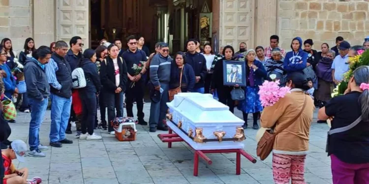 Foto: redes sociales // Sepelio de Zeltzin Rubí Ortiz Ortiz en Tlaxiaco, la joven fue asesinada por su pareja.