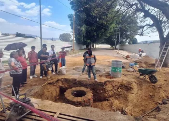 Foto: cortesía // Una revisión al interior de la obra. Devastados los árboles que se encontraban en el predio.