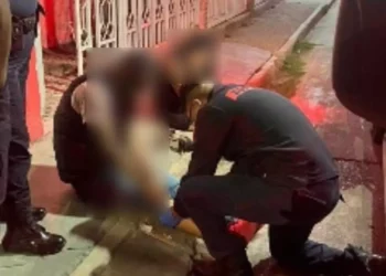 Paramédicos de Bomberos atendieron a los lesionados en el lugar del atraco.