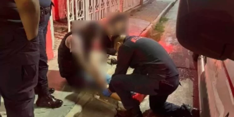 Paramédicos de Bomberos atendieron a los lesionados en el lugar del atraco.