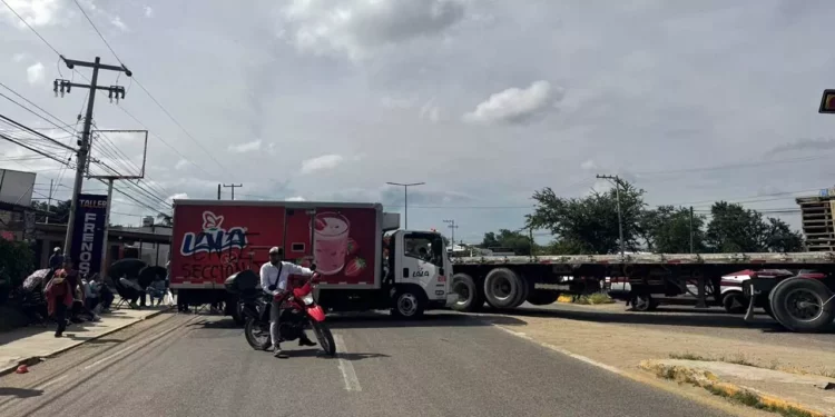Foto: redes sociales // Además de las malas condiciones en que se encuentra, la carretera 175 también es presa de frecuentes bloqueos.