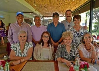 Foto: Rubén Morales // Amigos celebran un emotivo reencuentro durante un desayuno de bienvenida en la ciudad.