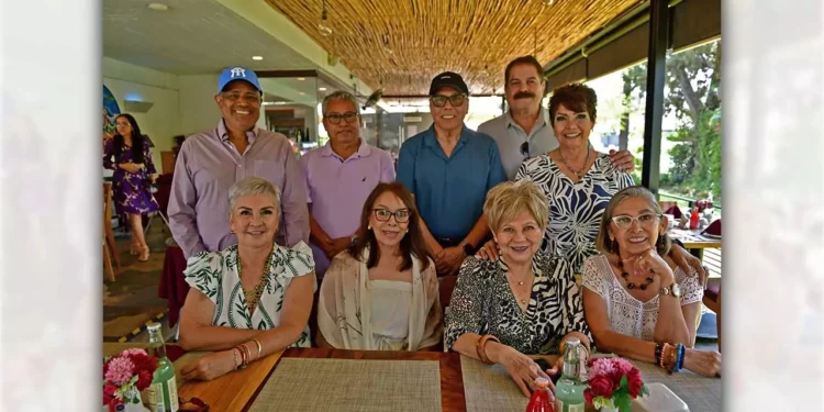 Foto: Rubén Morales // Amigos celebran un emotivo reencuentro durante un desayuno de bienvenida en la ciudad.