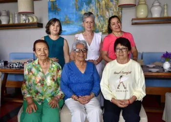 Fotos: Rubén Morales // Josefina celebró su cumpleaños con un desayuno entre amigas, quienes la acompañaron con flores, regalos y felicitaciones.