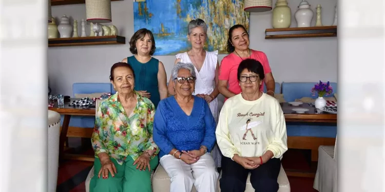Fotos: Rubén Morales // Josefina celebró su cumpleaños con un desayuno entre amigas, quienes la acompañaron con flores, regalos y felicitaciones.