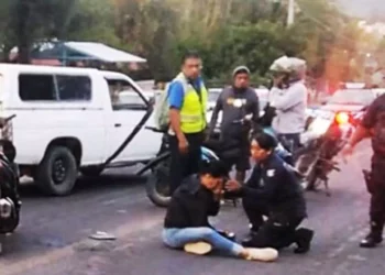 El fuerte impacto dejó daños materiales y a tres personas heridas, entre ellas una menor de ocho años de edad.