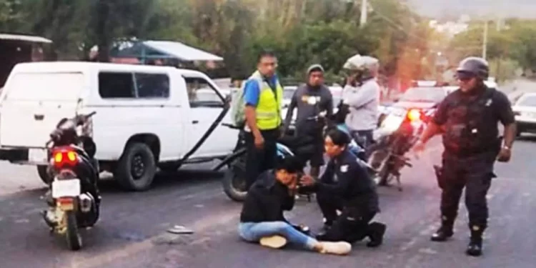 El fuerte impacto dejó daños materiales y a tres personas heridas, entre ellas una menor de ocho años de edad.