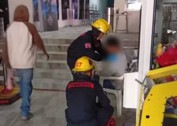 El trabajador sufrió una fractura de hombro tras caer de una escalera de extensión.
