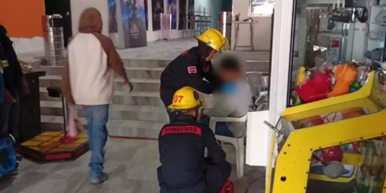 El trabajador sufrió una fractura de hombro tras caer de una escalera de extensión.