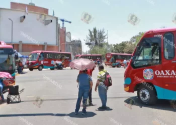 Foto: Adrián Gaytán // El miércoles bloquearon frente al estadio de beisbol, ayer en inmediaciones de CU para lo cual secuestraron unidades del BinniBus, afectando el servicio a los ciudadanos.