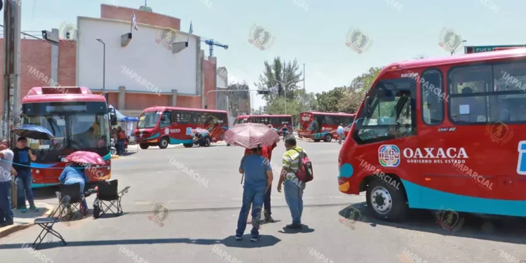 Foto: Adrián Gaytán // El miércoles bloquearon frente al estadio de beisbol, ayer en inmediaciones de CU para lo cual secuestraron unidades del BinniBus, afectando el servicio a los ciudadanos.