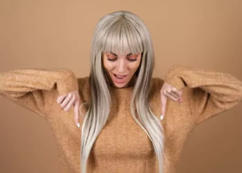 El uso de productos especializados y respetar los tiempos entre coloraciones ayuda a mantener el cabello teñido saludable, brillante y con un color duradero.