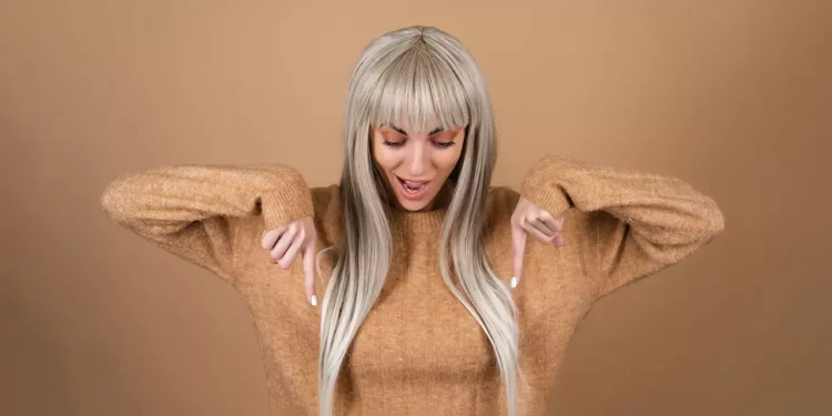 El uso de productos especializados y respetar los tiempos entre coloraciones ayuda a mantener el cabello teñido saludable, brillante y con un color duradero.
