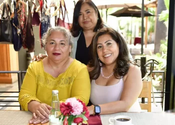 Fotos: Rubén Morales // Fany Iliana Cruz Paz, Rocío Ortíz y Socorro Sánchez Martínez compartieron un delicioso pastel durante esta triple celebración de cumpleaños.
