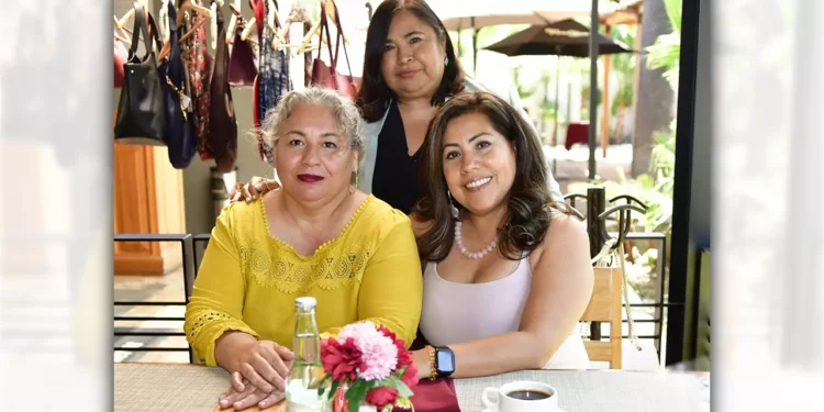 Fotos: Rubén Morales // Fany Iliana Cruz Paz, Rocío Ortíz y Socorro Sánchez Martínez compartieron un delicioso pastel durante esta triple celebración de cumpleaños.