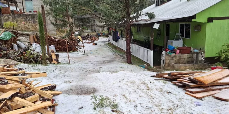 Foto: redes sociales // Fuertes granizadas se han dejado sentir en Chalcatongo de Hidalgo, en la Mixteca oaxaqueña.