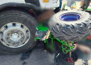 La cuatrimoto quedó incrustada bajo el neumático delantero del autobús urbano B-16 tras el brutal impacto en la colonia Centro.