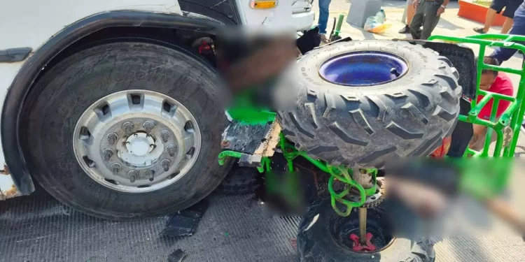 La cuatrimoto quedó incrustada bajo el neumático delantero del autobús urbano B-16 tras el brutal impacto en la colonia Centro.