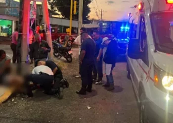 Los jóvenes de 16 y 17 años recibieron atención prehospitalaria tras colisionar.