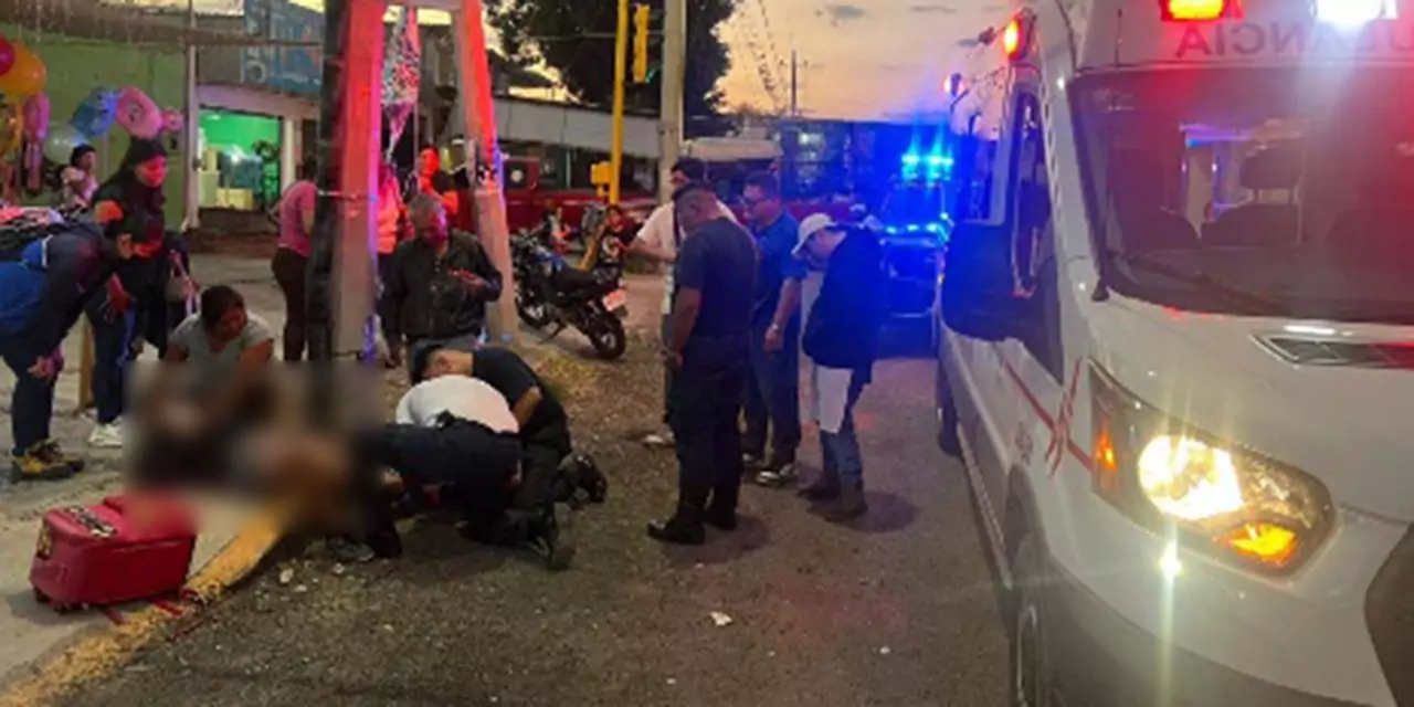 Los jóvenes de 16 y 17 años recibieron atención prehospitalaria tras colisionar.