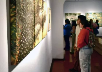 La exposición Introspección reúne el trabajo de trece creadoras.
