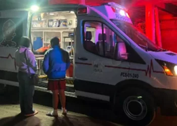 Paramédicos de Bomberos rescataron a la mujer en la colonia San Isidro.