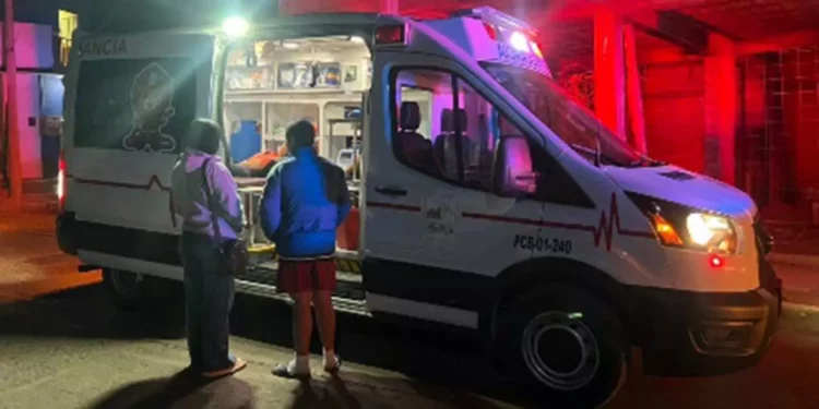 Paramédicos de Bomberos rescataron a la mujer en la colonia San Isidro.