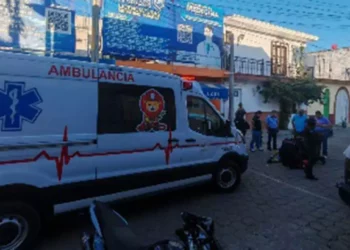 Paramédicos y policías municipales brindaron auxilio oportuno a la mujer de 63 años frente a la Preparatoria 3.
