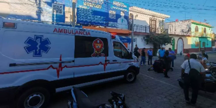 Paramédicos y policías municipales brindaron auxilio oportuno a la mujer de 63 años frente a la Preparatoria 3.