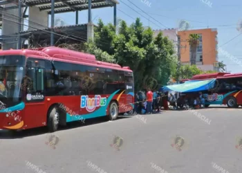 Foto: Adrián Gaytán // Al menos 10 unidades del BinniBus fueron secuestradas por militantes de la Sección 22.