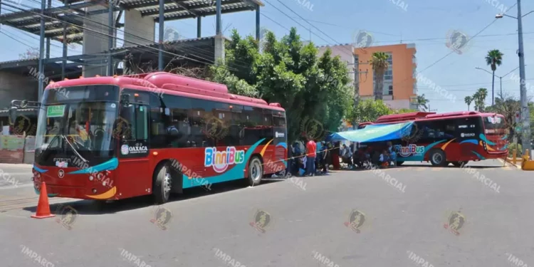 Foto: Adrián Gaytán // Al menos 10 unidades del BinniBus fueron secuestradas por militantes de la Sección 22.