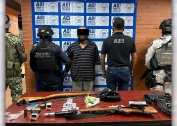 Un hombre de 45 años fue detenido tras hallarle armas y droga.