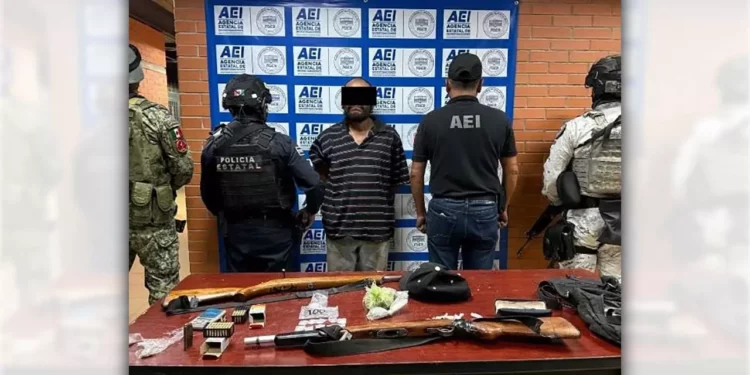 Un hombre de 45 años fue detenido tras hallarle armas y droga.
