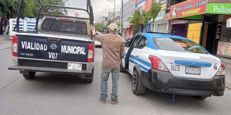 El choque lateral entre las dos unidades de transporte público movilizó a los cuerpos de vialidad.